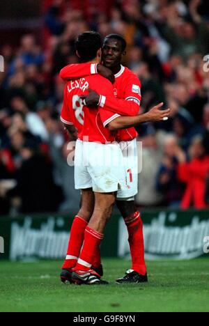 Calcio - Nationwide League Division uno - Nottingham Forest / Preston North End. Chris Bart-Williams (r) di Nottingham Forest si congratula per aver segnato il terzo obiettivo del gioco da parte del compagno di squadra Jack Lester (l) Foto Stock