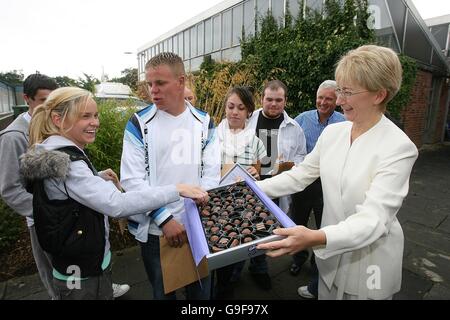 Il Ministro dell'istruzione Mary Hanafin TD si congratula con il sesto anno di studenti dopo la loro raccolta lasciando Cert risultati fuori Cabinteely Community College di Dublino, oggi. Foto Stock