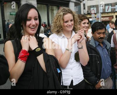 La folla guarda il calco delle hit show Full Monty strip off, alla parte superiore di Grafton Street a ricordare alla gente che la mostra chiude al teatro Olimpia in città il 9 settembre prima di touring Irlanda fino alla fine di ottobre Foto Stock