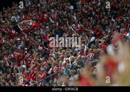 Calcio - amichevole - FSV Mainz 05 v Liverpool - Stadio AM Bruchweg. Fan di FSV Mainz Foto Stock