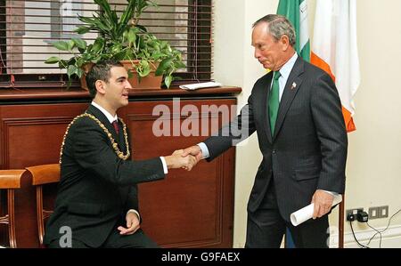 Il sindaco Michael Bloomberg di New York (a destra) è stato accolto dal sindaco di Sligo Cllr. Tom McSharry al suo arrivo al Municipio di Sligo, Sligo, oggi. Il sindaco Bloomberg si è recato nel piccolo villaggio di Ballymote, nella contea di Sligo, per la presentazione di un monumento al 69° Reggimento combattente. Foto Stock