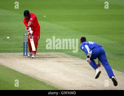 Cricket - Cheltenham & Gloucester final - Lancashire / Sussex - Lords. Il Lancashire's Mal Loye (a sinistra) viene catturato da Sussex Bowler James Kirtley durante la finale del Trofeo Cheltenham & Gloucester a Lord's, Londra. Foto Stock