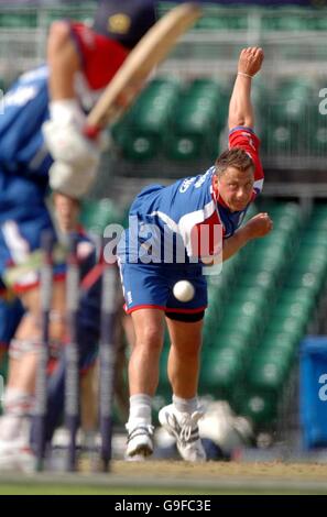 Darren Gough dell'Inghilterra durante una sessione di reti presso il County Ground, Bristol. Foto Stock