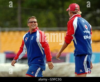 Cricket - sessione reti Inghilterra - County Ground - Bristol. Inghilterra Darren Gough e Stuart Broad durante una sessione di reti al County Ground, Bristol. Foto Stock