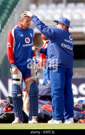 Cricket - sessione reti Inghilterra - County Ground - Bristol. Kevin Pietersen in Inghilterra e Duncan Fletcher allenatore durante una sessione di reti al County Ground, Bristol. Foto Stock