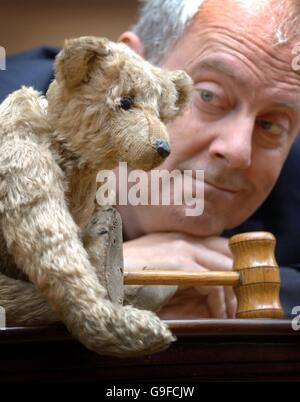 L'emittente Gyles Brandreth guarda un orso Steiff chiamato 'Growler', che risale intorno al 1904, a Christies a Londra, dove è stato annunciato che l'intero contenuto del più antico museo dell'orso Teddy con sede a Stratford-upon-Avon sarà in vendita. Foto Stock