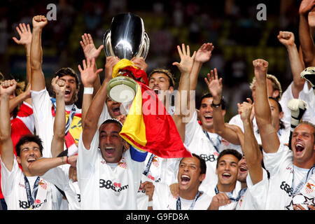 Calcio - UEFA Super Cup - Barcellona v Siviglia - Stade Louis II. I giocatori di Siviglia festeggiano con la Super Cup UEFA Foto Stock