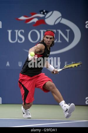 Rafael Nadal della Spagna in azione contro Mark Philippoussis dell'Australia durante gli US Open a Flushing Meadow, New York. Foto Stock