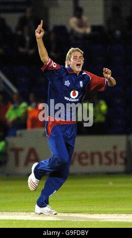 Stuart Broad in Inghilterra celebra il wicket di Shoaib Malik in Pakistan per cinque corse durante la prima partita internazionale di un giorno della NatWest Series a Sophia Gardens, Cardiff. Foto Stock