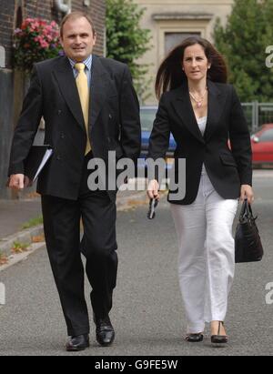 Charles Ingram e sua moglie Diana arrivano a Devizes Magistrates Corte nel Wiltshire Foto Stock