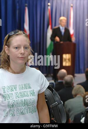 Donna britannica Kirsty (cognome non noto) che vive a Ramallah indossando una maglietta protestando circa il Primo Ministro Tony Blair nel corso della conferenza stampa congiunta tra il Ministro Blair e il presidente palestinese Mahmoud Abbas al composto presidenziale a Ramallah in Cisgiordania . Foto Stock