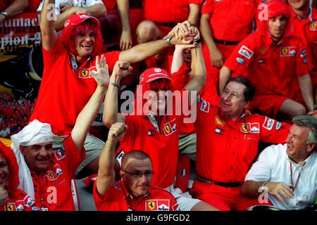 Michael Schumacher (centro) celebra il titolo costruttori Ferrari con il team boss Jean Todt (R) compagno di squadra Rubens Barrichello (sopra a sinistra) & manager Willi Webber (in basso a destra) dopo aver vinto la gara Foto Stock