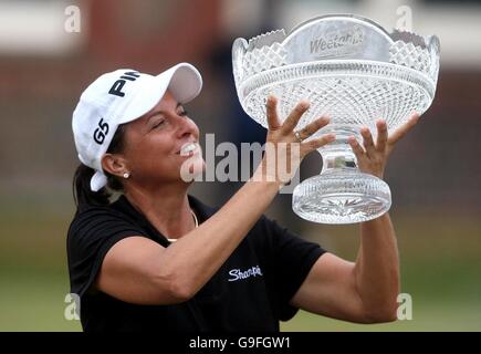 Golf - Weetabix Women's British Open - Royal Lytham and St Annes - turno finale. Sherri Steinhauer USA festeggia con il trofeo dopo aver vinto il Weetabix Women's British Open al Royal Lytham and St Annes, Lancashire. Foto Stock