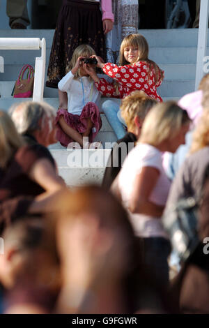 Corse ippiche - Epsom Live! Con l'ippodromo Texas - Epsom Downs. I giovani piloti si immergere nell'atmosfera Foto Stock