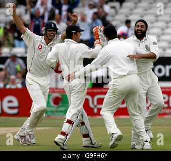 Monty Panesar (a destra) in Inghilterra festeggia con i compagni di squadra dopo aver vinto il wicket di Inzamam-ul-Haq del Pakistan per la terza partita di test Npower a Headingley, Leeds. Foto Stock