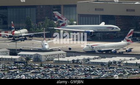 Campagna di bombardamento della polizia sui voli del Regno Unito. Un aereo della British Airways atterra oggi all'aeroporto di Heathrow a Londra. Foto Stock