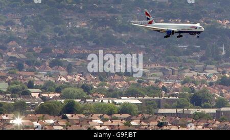 Un aereo della British Airways atterra oggi all'aeroporto di Heathrow a Londra. Foto Stock