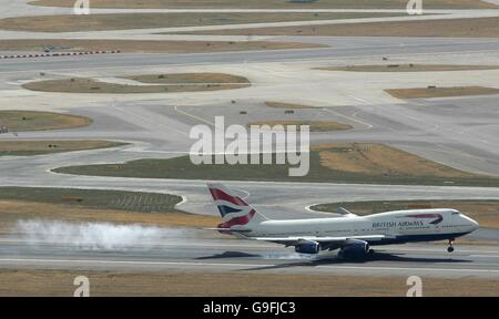 Campagna di bombardamento della polizia sui voli del Regno Unito. Un aereo della British Airways atterra oggi all'aeroporto di Heathrow a Londra. Foto Stock