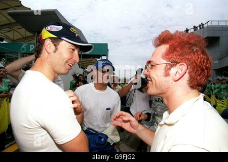 Heinz Harald Frentzen (l) e Jacques Villeneuve (r) godendosi prima della gara finale della stagione Foto Stock