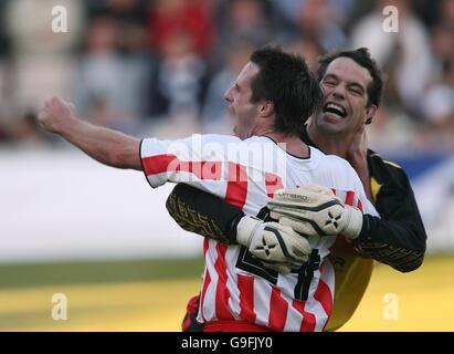 Darren Kelly di Derry City festeggia con David Forde Foto Stock