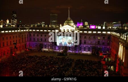 La folla si gode Alfred Hitchcock's North da Northwest per lanciare il Film4 Summer Screen al Somerset House nel centro di Londra. Foto Stock