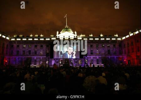 La folla si gode Alfred Hitchcock's North da Northwest per lanciare il Film4 Summer Screen al Somerset House nel centro di Londra. Foto Stock