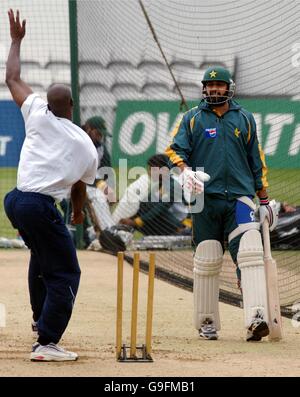 CRICKET - Pakistan rete sessione - Londra. Capitano pakistano Inzamam-ul-Haq (a destra) durante la sessione di reti al Brit Oval, Kennington, Londra. Foto Stock