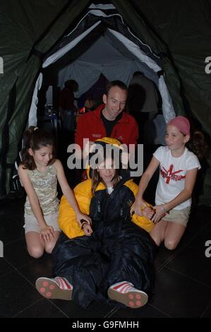 Xtreme Everest team medico esperto Dan Martin con sorelle (da sinistra a destra) Emily, Harriet e Amy Stott dalla New Forest, Hampshire, al Museo della Scienza nel centro di Londra. Foto Stock