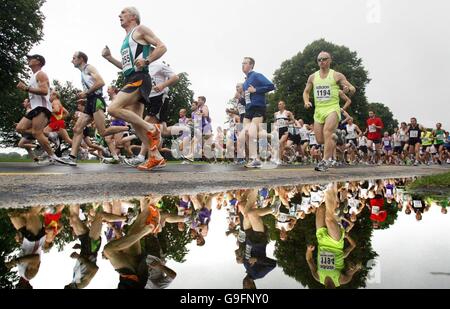 Atletica leggera - Phoenix Park - Irlanda. I corridori prendono parte alla corsa di 10 miglia di Adidas Frank Duffy nel Phoenix Park, Dublino, Irlanda. Foto Stock