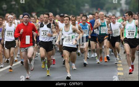 I corridori prendono parte alla corsa Adidas Frank Duffy di 10 miglia nel Phoenix Park, Dublino, Irlanda. Foto Stock