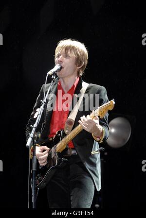 Il cantante leader Alex Kapranos della band scozzese Franz Ferdinand ha suonato sul palco principale al Carling Reading Festival, Reading. Foto Stock