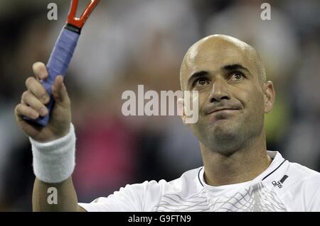 L'americano Andre Agassi ha davanti al suo primo round match contro Andrei Pavel negli US Open a Flushing Meadow, New York. Dopo il torneo si ritirò dal tennis. Foto Stock