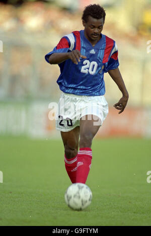 Calcio - Euro 92 Svezia - Gruppo 1 - Inghilterra / Francia - Malmo Stadion, Malmo. JOCELYN ANGLOMA, FRANCIA Foto Stock