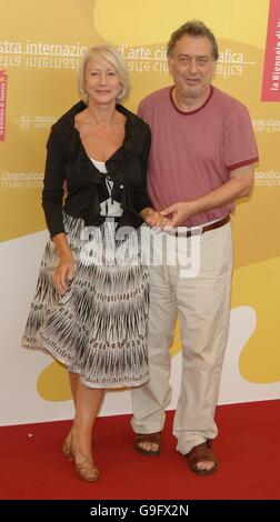 AP OUT Dame Helen Mirren e il regista Stephen Frears al Palazzo del Casino di Venezia durante il Festival del Cinema di Venezia dove stanno promuovendo il loro nuovo film Queen. Foto Stock