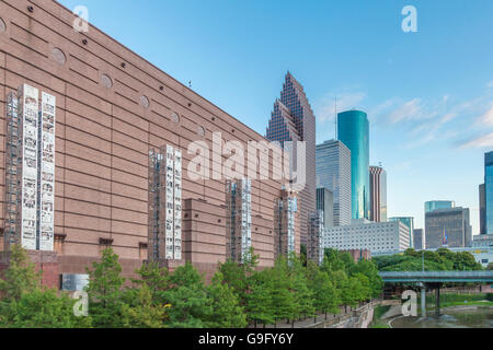 Buffalo Bayou presso il Wortham Center mentre il fiume passa attraverso il centro di Houston. Foto Stock