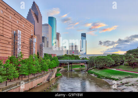 Buffalo Bayou presso il Wortham Center mentre il fiume passa attraverso il centro di Houston. Foto Stock