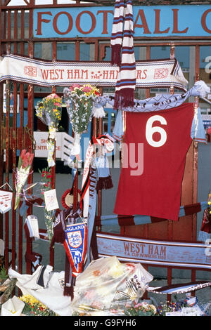 Tributi al tardo West Ham United e Inghilterra centro mezzo Bobby Moore, che è morto di cancro, alle porte di Upton Park Foto Stock