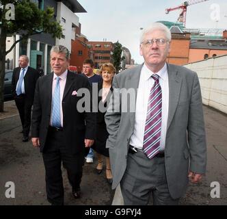 Stanley McCombe (seconda a sinistra) e Michael Gallager (destra), parenti di coloro che sono stati uccisi nell'esplosione della bomba Omagh, arrivano al tribunale della Corona di Belfast dove Sean Hoey, 36 anni, viene processato per l'assassinio di 29 persone. Foto Stock