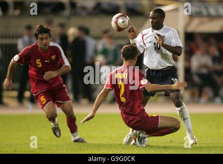 Jermain Defoe in Inghilterra batte con Nikolce Noveski e Igor Miterski (a sinistra) durante la partita di qualificazione del Gruppo europeo e al Gradski Stadium di Skopje, Macedonia. Foto Stock