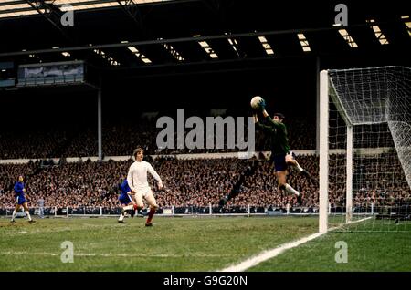 Calcio - finale di fa Cup - Chelsea contro Leeds United. Il portiere del Chelsea Peter Bonetti (r) salta per prendere una croce come Allan Clarke (l) del Leeds United Foto Stock