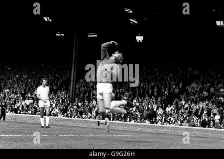 Il portiere di Leeds United Gary Sprake punta la palla sul bar Foto Stock