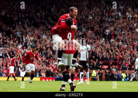 Calcio - fa Barclays Premiership - Manchester United v Fulham - Old Trafford. Wayne Rooney del Manchester United festeggia il terzo gol con Louis Saha Foto Stock