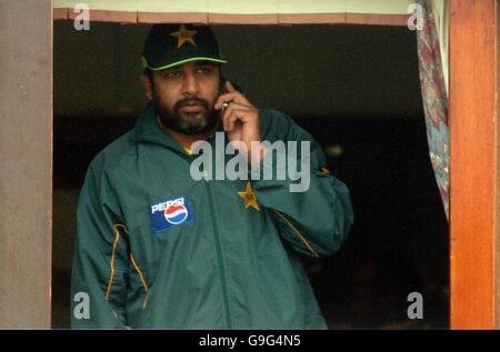 Il capitano pakistano Inzamam-UL-Haq apeaks sul suo cellulare sul padiglione a Uxbridge Cricket Club, Uxbridge. Foto Stock