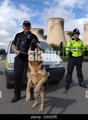 Sicurezza stretta intorno a Drax power station, la Gran Bretagna è più grande centrale a carbone stazione, vicino a Selby, North Yorkshire dove gli attivisti ambientali si raccolgono per un 'campo di azione per il clima". Foto Stock