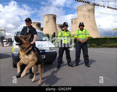 Sicurezza stretta intorno a Drax power station, la Gran Bretagna è più grande centrale a carbone stazione, vicino a Selby, North Yorkshire dove gli attivisti ambientali si raccolgono per un 'campo di azione per il clima". Foto Stock