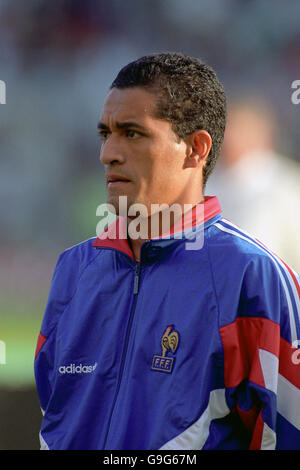 Calcio - Euro 92 Svezia - Gruppo 1 - Inghilterra / Francia - Malmo Stadion, Malmo. PASCAL VAHIRUA, FRANCIA **************** VERTICALE Foto Stock