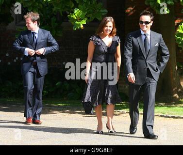 I relatori della TV Declan Donnelly (a sinistra) e ANT McPartlin (a destra) con la moglie del signor McPartlin Lisa, arrivano al matrimonio di Russ Lindsay e Sally Meen al Great Fosters Hotel di Egham, Surrey, oggi. Foto Stock