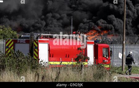 Pneumatici in fiamme in un deposito di scrapyard vicino alla raffineria di petrolio di Stanlow a Ellesmere Port, Cheshire. Foto Stock