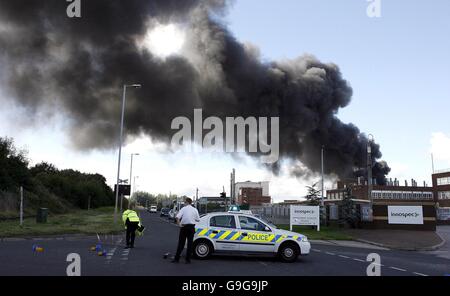 Blaze hits Cheshire dump dei pneumatici Foto Stock