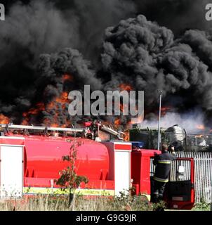 Pneumatici in fiamme in un deposito di scrapyard vicino alla raffineria di petrolio di Stanlow a Ellesmere Port, Cheshire. Foto Stock